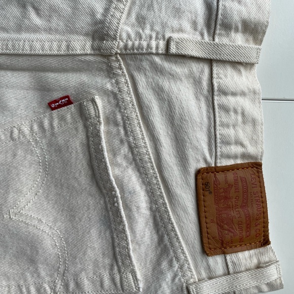 JEAN SHORT BUNDEL: BDG CHEEKY BLACK DENIM & LEVIS GIRLFRIEND WHITE SHORTS - Picture 5 of 8